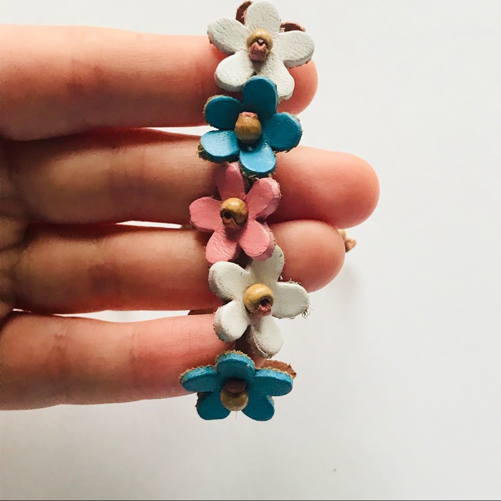 Adjustable flower bracelet - Picture 6 of 8